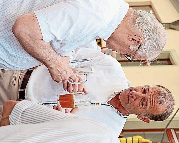 Die Verbindung der 24 Gemeinden  zeigt sich hier zwischen Wettingen und Würenlos. (v.l. Roland Kuster und Anton Möckel).crb