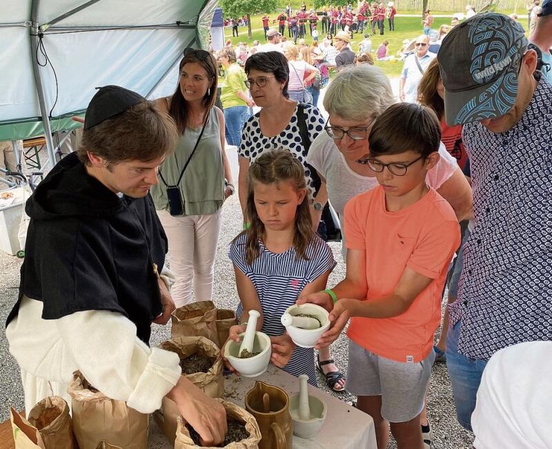 Kinder mischen Kräutersalz, während die Harmonie Wettingen-Kloster spielt.bär