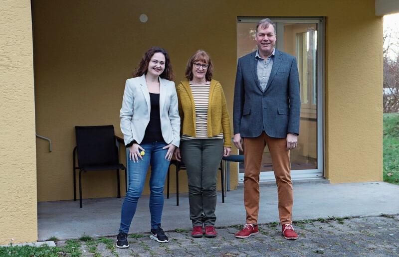 Stehen vor der neuen Fachstelle: Cristina Miranda, Katharina Betschmann und Thomas Zeller (v.l.)  Rinaldo Feusi