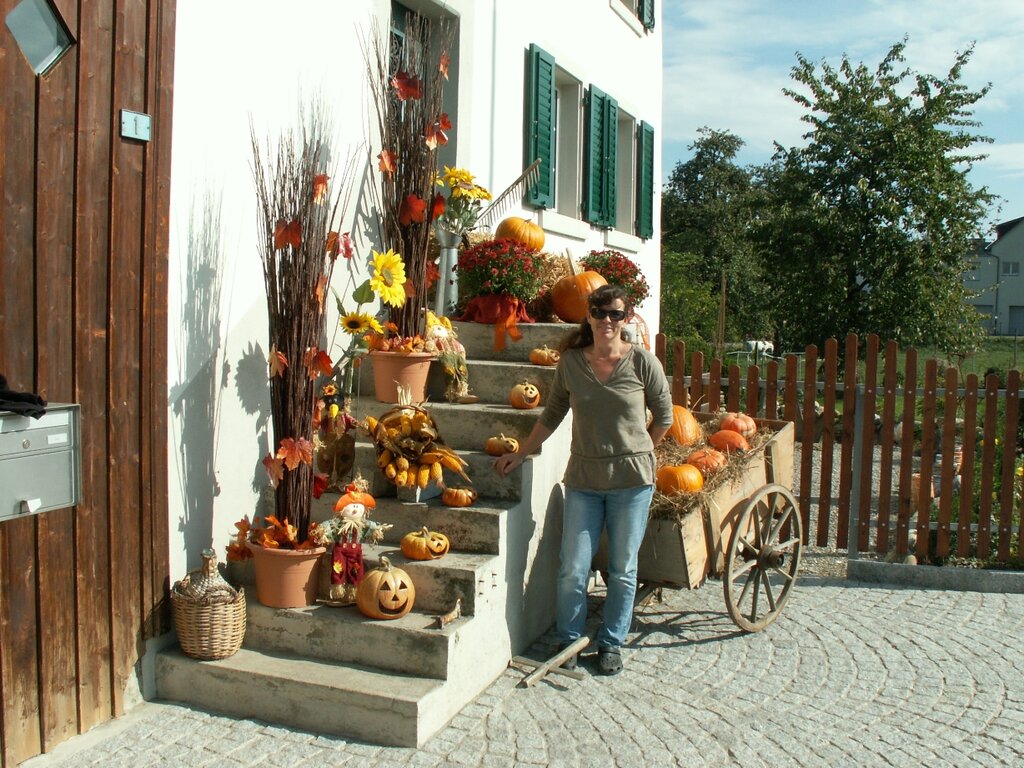 Carmen Greber mit der aktuellen Herbstdeko vor ihrem Haus.  Foto: ska
