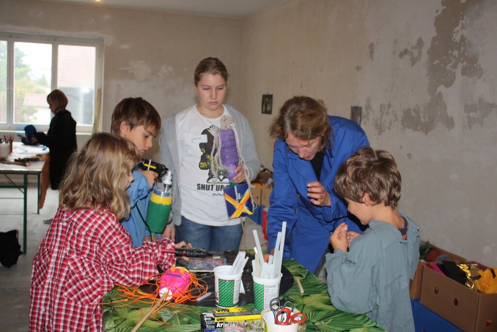 Kursleiterin Barbara Winzer unterstützt die Kinder beim Kreativsein. cfr
