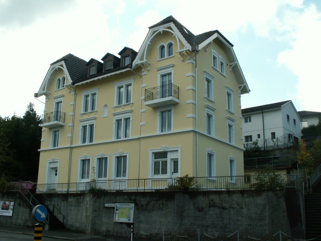 Mit seiner neuen, fröhlich gelben Farbe thront das ehemalige Restaurant noch prominenter vis-à-vis des Bahnhofs Killwangen-Spreitenbach.  Fotos: ska