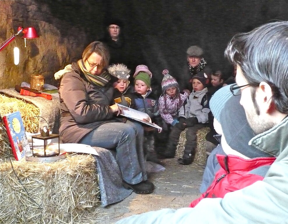 Mechthild Meier in der Zentrumsscheune beim Vorlesen. Fotos: sw