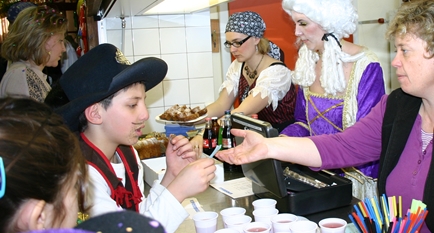 Die Kinderfasnacht 2011 war ein voller Erfolg, der Peterskeller wurde regelrecht überrannt von jungen Fasnächtlern. Fotos: Archiv/mbo
