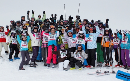 Vor dem Skirennen versammelten sich alle für ein Gruppenfoto.
