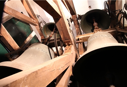 Die Kirchgänger konnten dank einer Videokamera im Glockenturm die Bewegungen der Glocken mitverfolgen. Fotos: zVg
