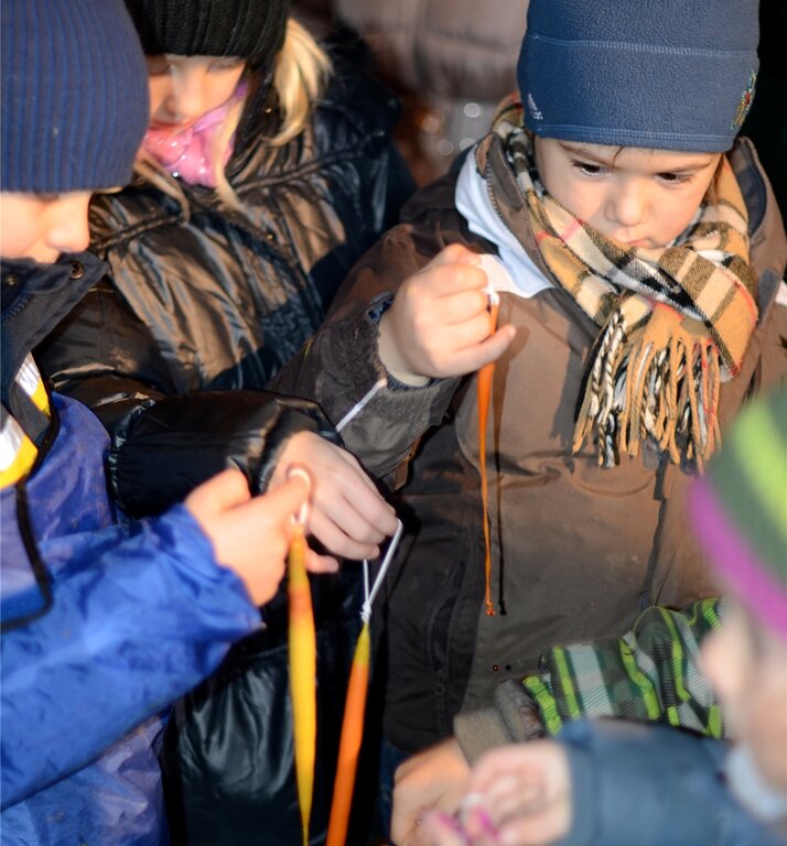 Dicht umringt von Kindern war der Wachsbottich zum Kerzenziehen.
