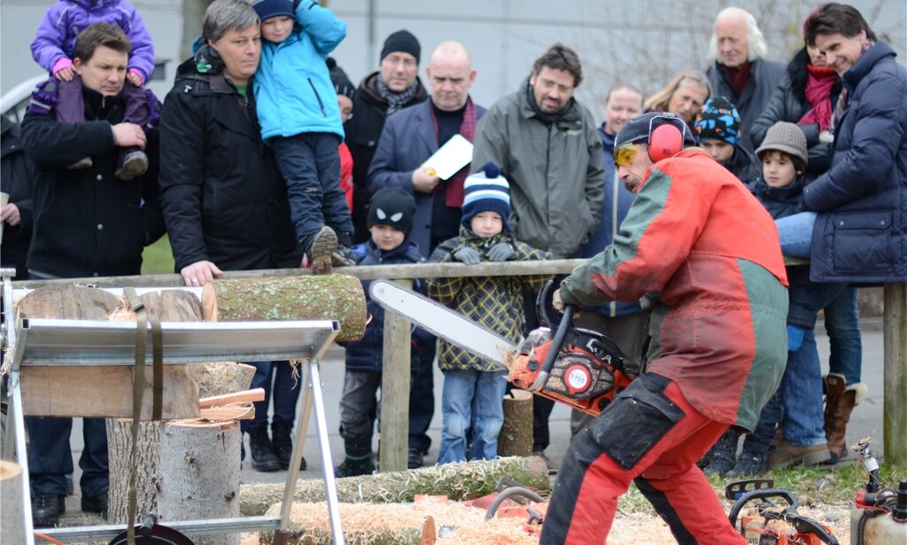 Rolf Bürklin führte mit seiner Motorsäge die Herstellung von Baumlichtern vor. Foto: sw
