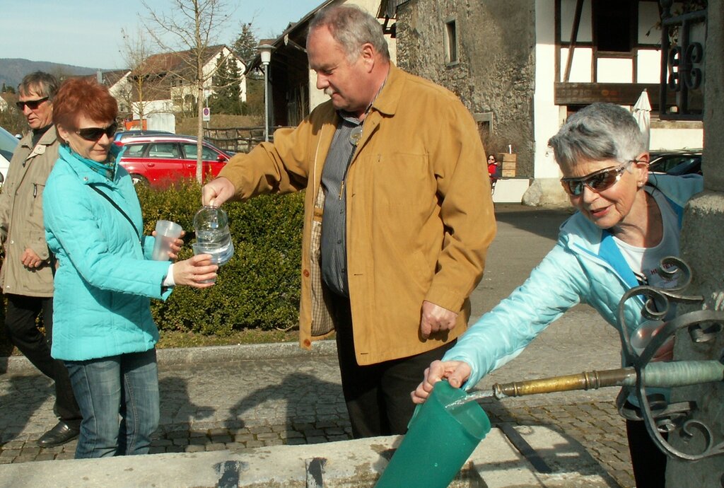 Vizeammann Johannes Gabi schenkt den Apéro ein, während Anna-Marie Müller, Präsidentin der Helvetas-Regionalgruppe Baden/Wettingen/Würenlos, Nachschub zapft.
