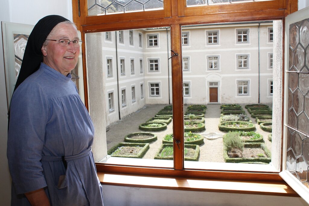 Blick auf den Barock-Garten im Klosterhof, der auch von Schwester Beatrice gepflegt wird.Fotos: bär
