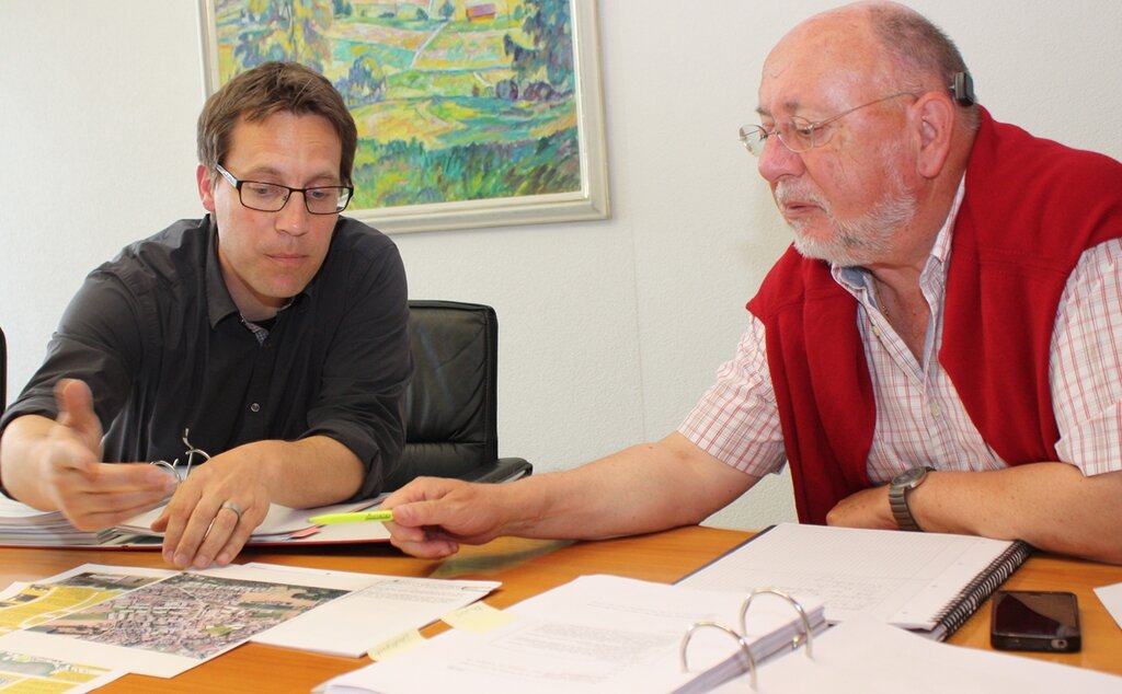 Daniel Zehnder, CVP-Vertreter (l.), und Hans Ulrich Reber, Gemeindeammann, im Gespräch um den Standort. bär
