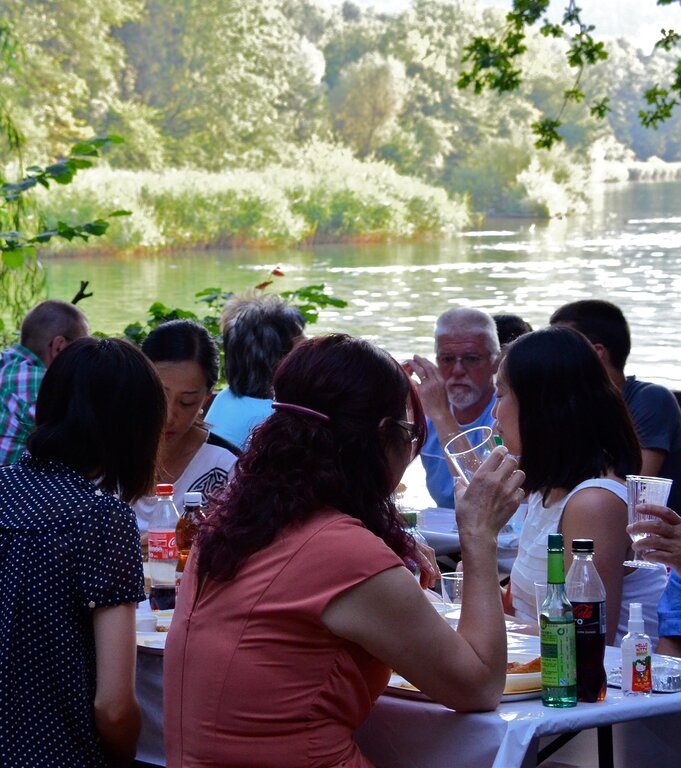 Vor dem idyllischen Hintergrund des Limmatufers waren die Bankreihen gut mit Gästen gefüllt. Fotos: swMit Mehl, Eier und Bier: Präsident Walter Nossa beim Mixen der Zutaten für den Bierteig.