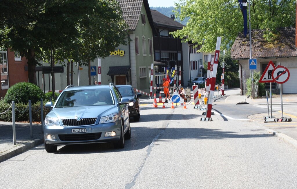 Schulstrasse Die Strassenverengung Dorf-/Feldstrasse dient der Verlangsamung und zur Sicherheit für die Fussgänger, insbesondere der Schülerinnen und Schüler. Die Verschmälerung der Strasse soll Mitte Monat beendet sein. Stattdessen eine Tempo-30-Zone einzurichten, hat der Kanton abgelehnt.
