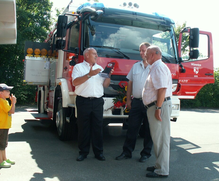 Walter Gäumann (l.) von der Firma Rosenbauer übergab den symbolischen Schlüssel zum neuen Tanklöschfahrzeug an Gemeindeammann Hans Ulrich Reber (r.), der ihn an Kommandant Stefan Moser weitergab. Fotos: ska
