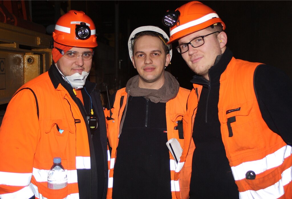 Gleisbauer Avni Pacolli, Asuir Ismaili, Linim Aliaj im Heitersbergtunnel.Schwellen und Schienen wurden entfernt und die entstandenen Löcher werden von den Gleisbauern gereinigt,Fotos: bärMontage Die alten Schienen werden an den neuen Schwellen befestigt.Nördliches Gleis mit altem Material.Neue Schwellen werden reingehievt.