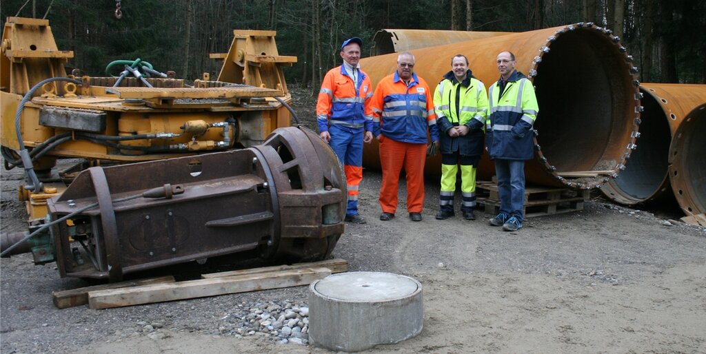 Sind bereit (v.l.): Bohrmeister Frank Müller und Maschinist Hermann Bitzi von der Bohrfirma Gebr. Mengis AG aus Luzern, Brunnenmeister Felix Zürcher und Geschäftsleiter Richard Weber der Technischen Betriebe Würenlos. Im Vordergrund der Schacht der Probebohrung.
