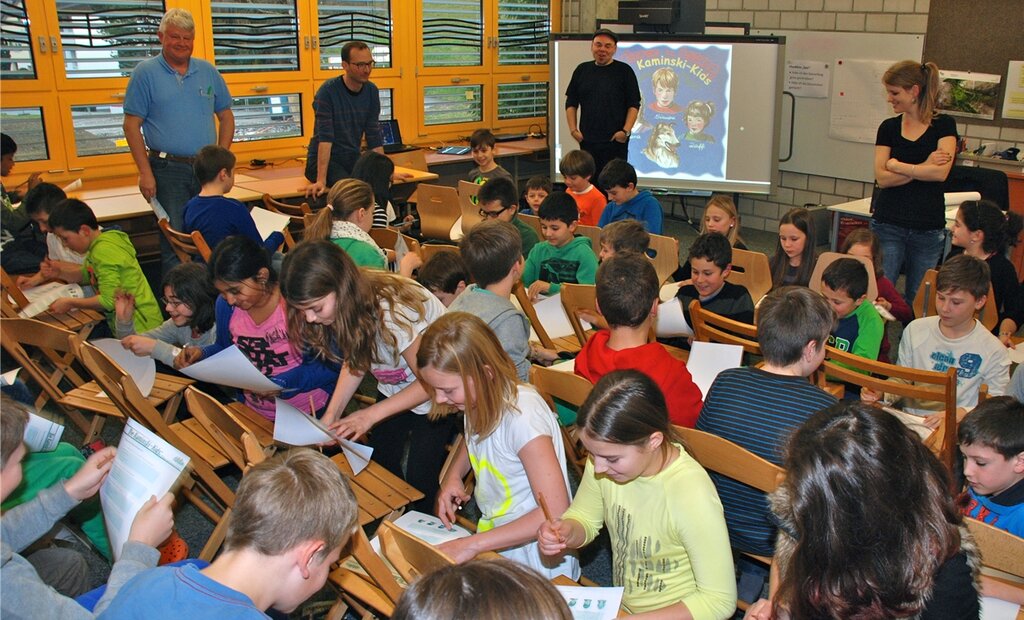 Die Kinder spielten um die Wette, um ein Kaminski-Kids-Poster zu gewinnen.Die gekauften Bücher konnte man nach der Lesung vom Autor persönlich signieren lassen.Fotos: zVg