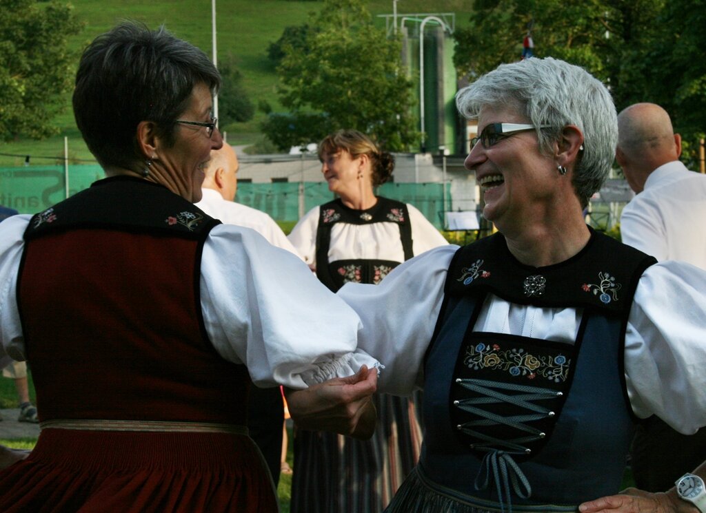 Fröhliche Tanzvorführung der Trachtengruppe Würenlos. Fotos: skaNationalrat Bernhard Guhl redete den Schweizern ins Gewissen.Gemeinderat Toni Möckel und die Jugendlichen servierten den Apéro.