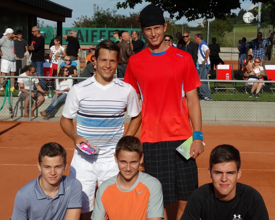 Die beiden Schweizer Topspieler Raphael Lustenberger und Alexander Sadecky zusammen mit den Ballboys Simon, Rafael und Severin.
