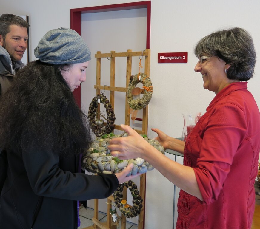 Rose Schori (r.) demonstriert am Herbstmärt das Gewicht eines Kranzes mit Steinen und Moos. Fotos: skaRundherum gabs Selbstgemachtes und in der Mitte eine Kafistube.Am Kinderartikelmarkt konnten sich Eltern und Nachwuchs mit Kleidung und Spielsachen eindecken.