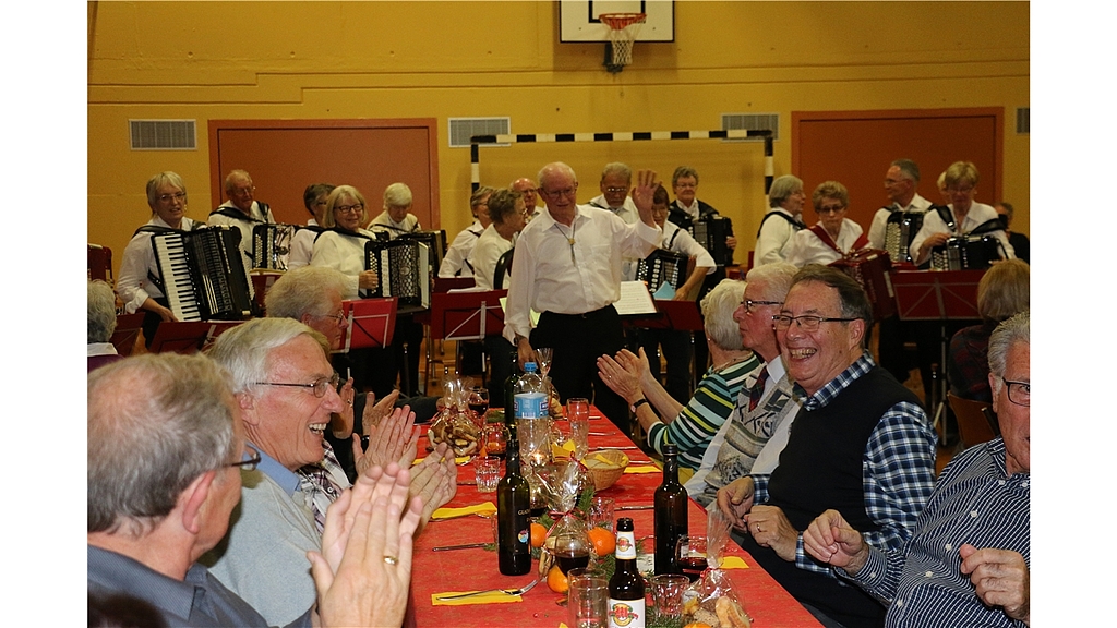 Die Landfrauen waren an der Senioren-Weihnacht im Einsatz.Schätzen Geselligkeit: Hubert Scharmer, Peter Hauck und Hermann Blum.Senioren wurden mit von den Landfrauen gebackenen Guetzli beschenkt.