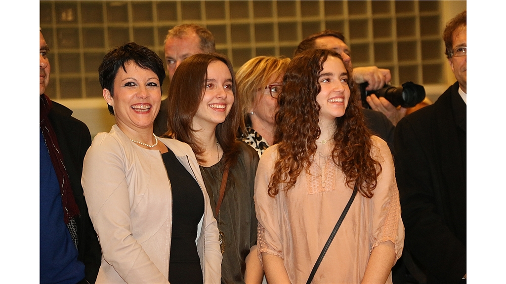 Familie Ehefrau Désirée mit den Töchtern Viviane und Ariane.Berufskollegin und -kollegen Susanne Voser (Neuenhof), Werner Scherer (Killwangen) und Vali Schmid (Spreitenbach) (v. l.) gratulieren.Präsident Thierry Burkart dankt.Regierungsrätin Susanne Hochuli.Vom Regierungsrat erhielt Markus Dieth diesen Eishockeyhelm, den er sogleich aufsetzte. Fotos: bärFestlicher Saal im Tägerhard.Unter den Gästen Führung der Kantonspolizei Aargau und Doris Leuthard.Der Wettinger Max Knecht war 1973 Grossratspräsident.