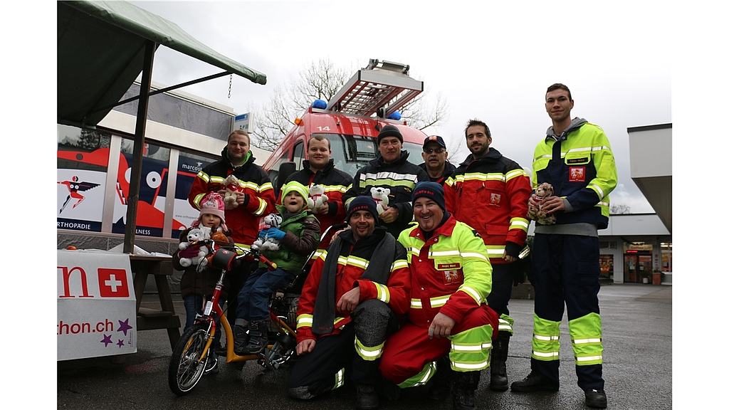 Die Frauen der Feuerwehrmänner haben gebacken und dekoriert.Judith Emmenegger (l.) und Evelyn Truog mit Sarah und Yanick.