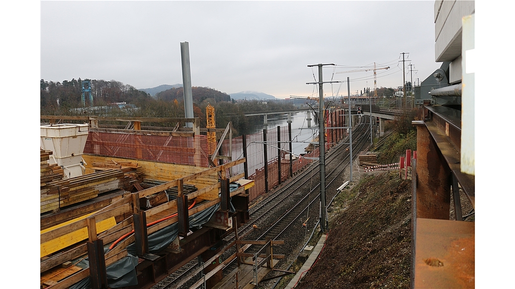 Grossbaustelle, die aufgrund ihrer Lage nur schwer zugänglich ist.