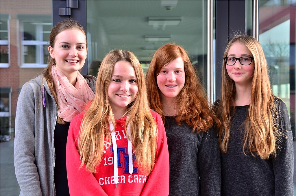 Engagieren sich für den Senioren-Mittagstisch in Würenlos: Céline Conod, Michelle Geissmann, Rebecca Erny und Vanessa Zimmerli (v.l.)Fotos: sw Klassenlehrer Christian Rothenbühler sieht im freiwilligen Engagement seiner Schülerinnen einen Brückenschlag zwischen Alt und Jung. 