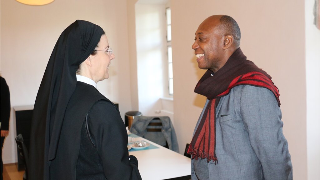 Austausch zwischen der Priorin Irene vom Kloster Fahr und dem afrikanischen Priester Obiora Ike, der vergangene Woche in der Schweiz weilte. Foto: bär Herzlich willkommen, mit den Benediktinerinnen Ostern zu feiern. Osterdeko im Kloster. 