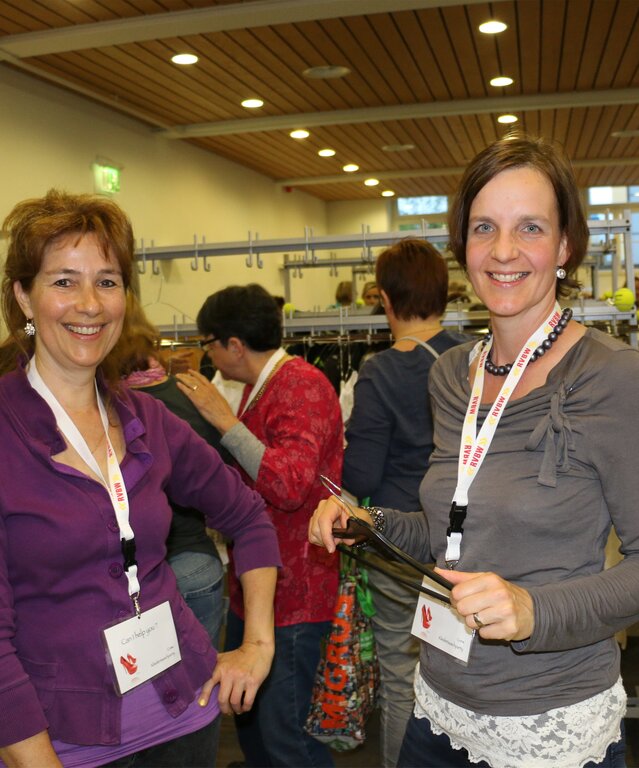 Initiantin Evelyn Windisch mit Helferin Rahel Habicht (r.).Foto: bär Gertrud Kern mit Linzertorte. 