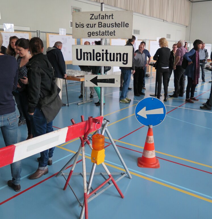 Infos zu den Bauprojekten gabs in der Turnhalle. Hunderte Eltern und Interessierte waren am Tag der offenen Tür. Selbst gebastelte Zeitkapseln zeigen, was 2015 aktuell ist. Schüler präsentierten die Projektwochen-Ergebnisse. Fotos: ska Die grossen Räume im Alten Schulhaus sind fast fertig. 