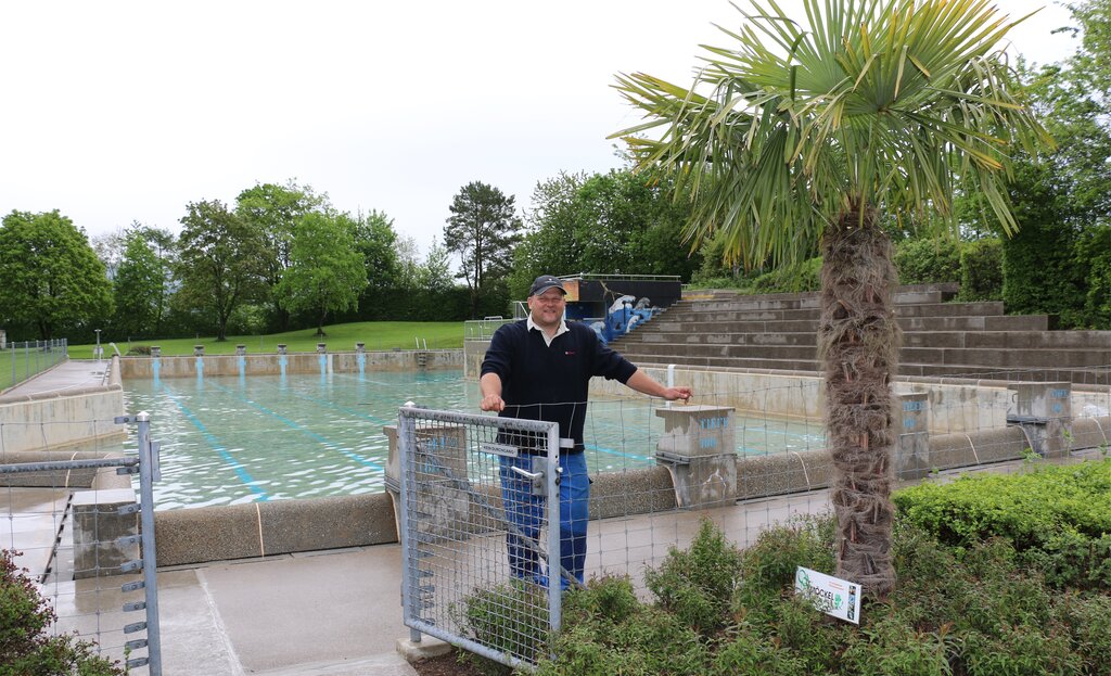 Badmeister Roman Eberhard beimAuffüllen des Schwimmbeckens. Fotos: bär Gemeinderat Toni Möckel steht dem Ressort Schwimmbad vor. 