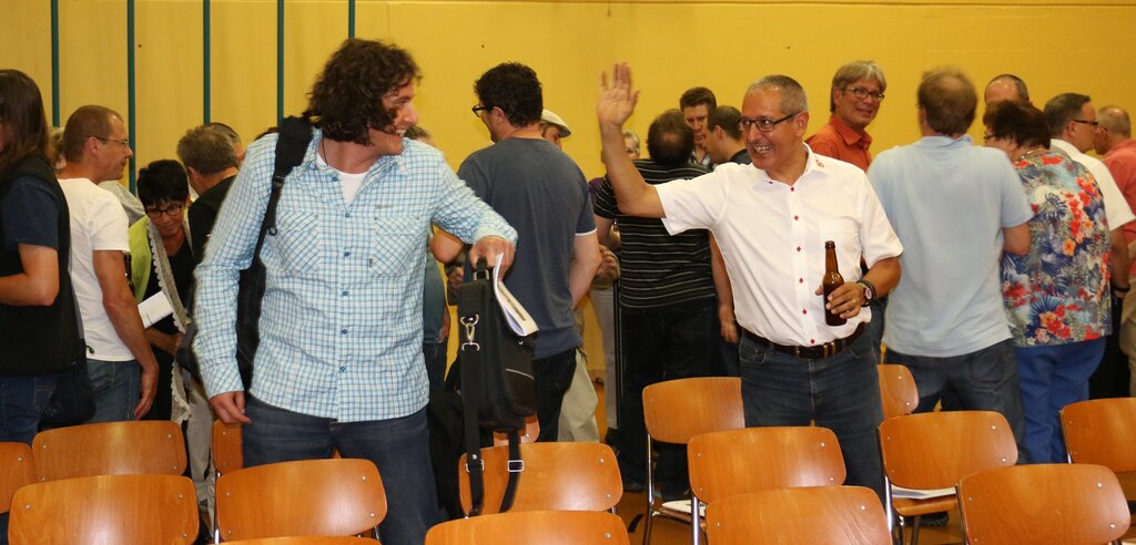 Auf Wiedersehen Michael Kurz (l.) von der Schulsozialarbeit Wettingen verabschiedet sich nach der Gemeindeversammlung von Vizeammann Walter Hubmann.Fotos: bär Voten aus der Bevölkerung zur Einführung der Schulsozialarbeit. Luigi Palazzo (l.) freut sich über die Einbürgerung. 