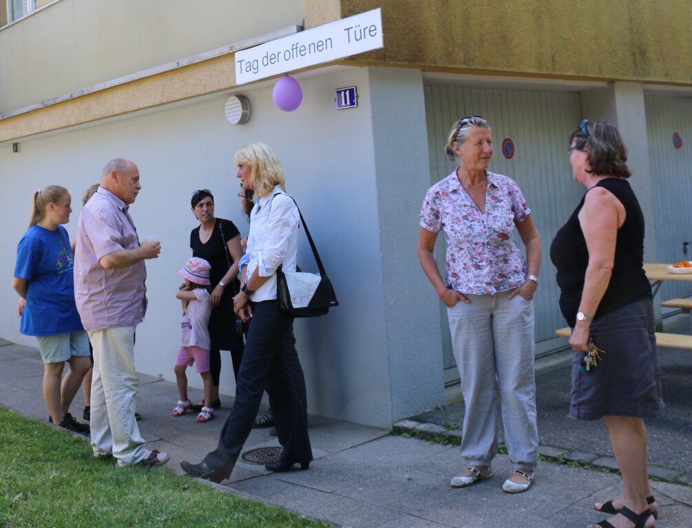 Am Tag der offenen Tür machten sich auch Gemeindepräsidentin Susanne Voser (M.) und Schulleiterin Renate Baschek (2.v.r.) ein Bild über die kantonale Asylunterkunft an der Stockstrasse. Foto: bär Familie Raslan mit drei Generationen. Heinz Suter in seinem Büro an der Stockstrasse 11. Freundinnen: Ymna (l.), Amanda und Sahar (vorne) sind Nachbarinnen und zeigen, wie Integration funktioniert. 