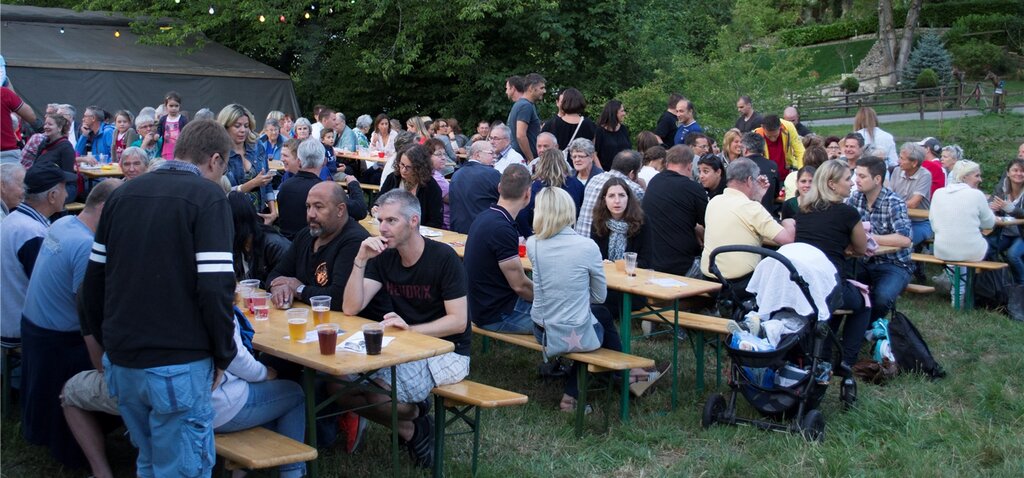 Auch dieses Jahr war die Beach-Party in Killwangen gut besucht. Fotos: ll Gemütliches Beisammensein. Maja und Tamira bedienten später die Besucher an der Bar. Die Besucher konnten sich mit Gluschtigem vom Grill eindecken. 