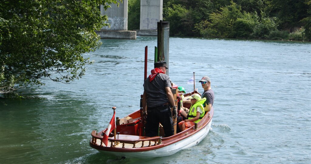 Mit dem «Dampfhans» über die Limmat. Fotos: se Madeleine und Urs Meier aus Neuenhof geniessen die Fahrt auf der Limmat mit Enkel Sebastian. Besucher flanieren am Kofferraum-Markt. Gute Aussicht auf dem Hebekran. Volle Kofferräume am Markt. «Fressbälkli»-Wurst und Brot mit Rüebli für den Hunger zwischendurch. SRF-Moderator Michael Weinmann und Urs Landis (v.l.) mit A1-Mütze. 