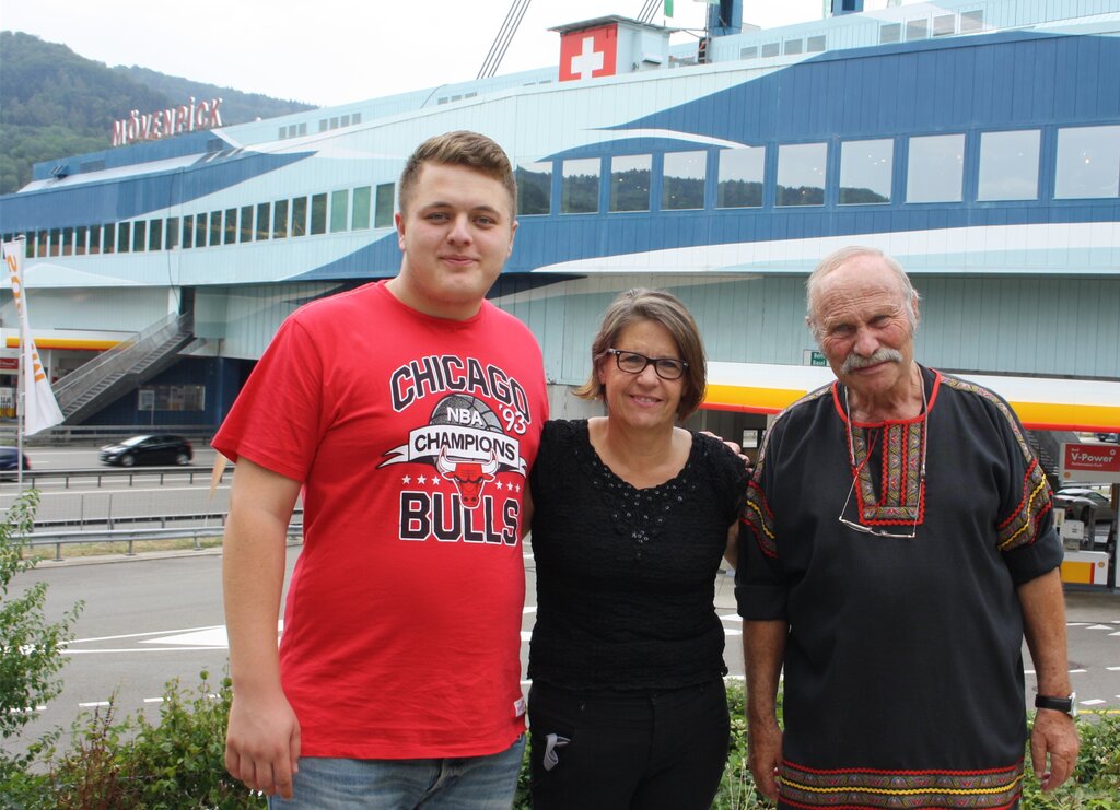 Das A1-Team: Facebook-Star Bendrit Bajra, 19, aus Zürich-Schwamendingen, Schauspielerin und Gastronomin Eva Mayer, 59, aus Churwalden GR und Rentner und Gastronom Roger Stump, 72, aus Schönengrund AR. Foto: se Eva Mayer bei der Arbeit an der Tankstelle. Foto: SRF/Oscar Alessio 