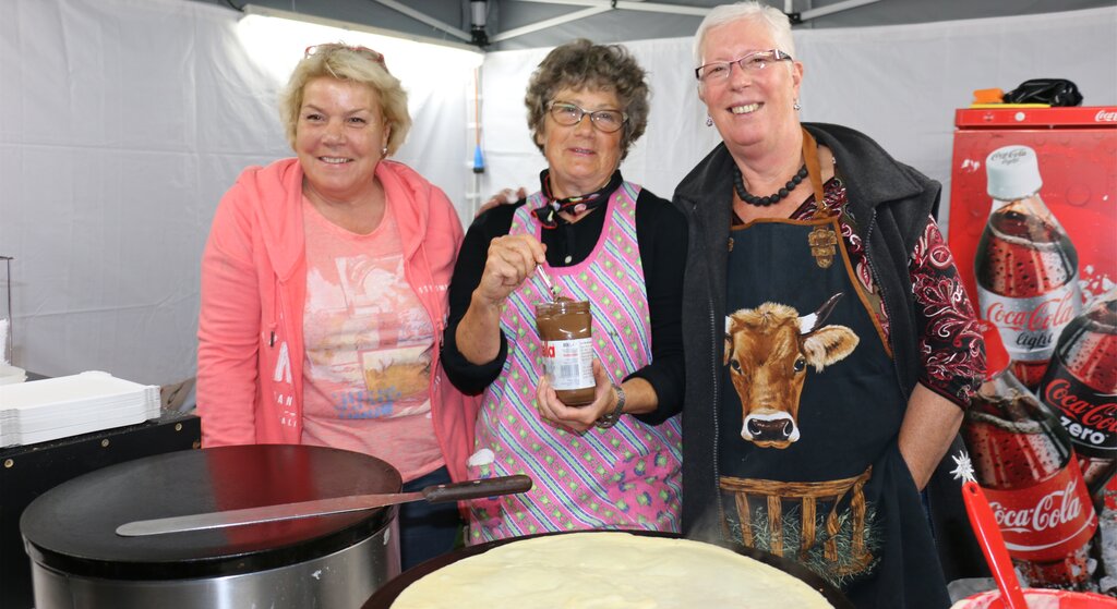 Susanne Berner, Susanne Hobbs und Veronika von Matt (v.l.) backen Crêpes.
