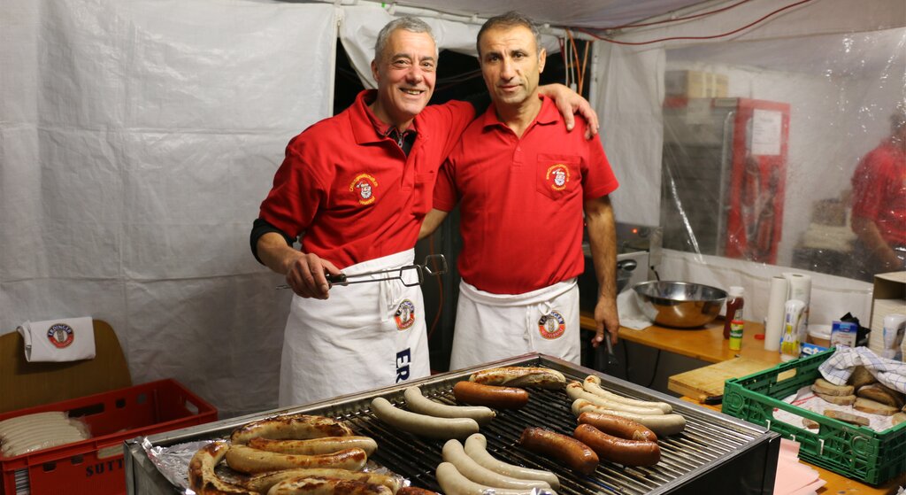 Beat Zimmermann und Joseph Mikho (r.) am Wurststand der Chlausgesellschaft.
