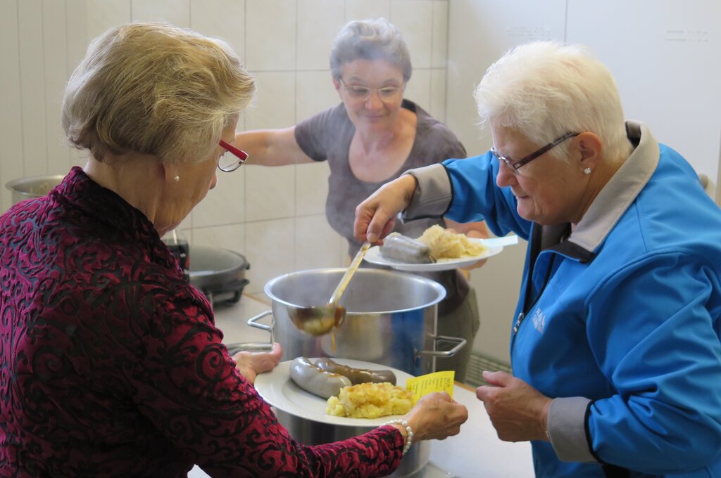 Schöpfen und anrichten im Akkord – die Helferinnen in der Küche waren im Schuss.
