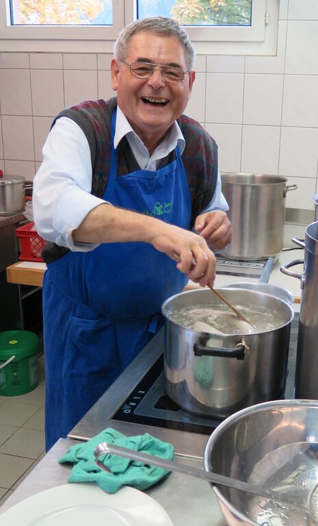 Rudolf Mohr kochte Blut- und Leberwürste. Fotos: ska