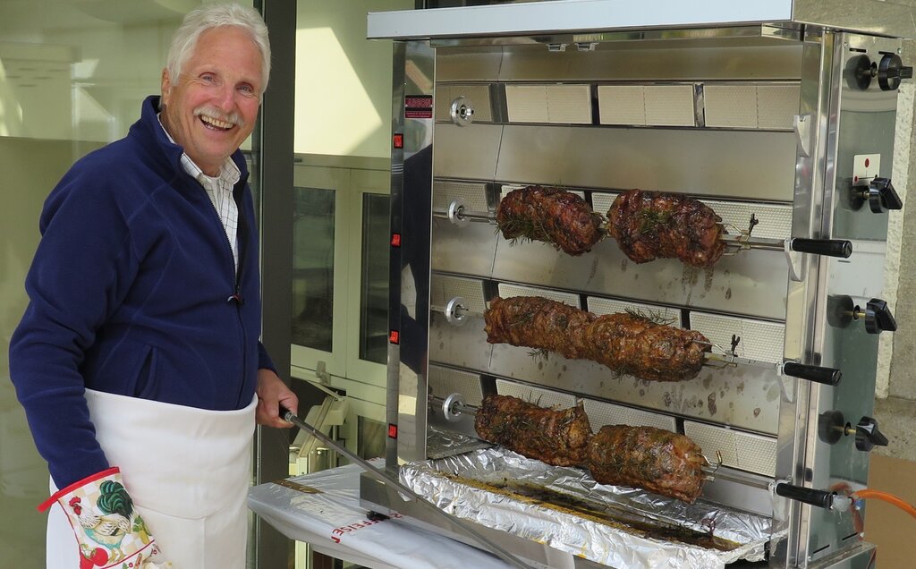 Albert Egli kümmerte sich seit halb 8 Uhr morgens um die Braten.
