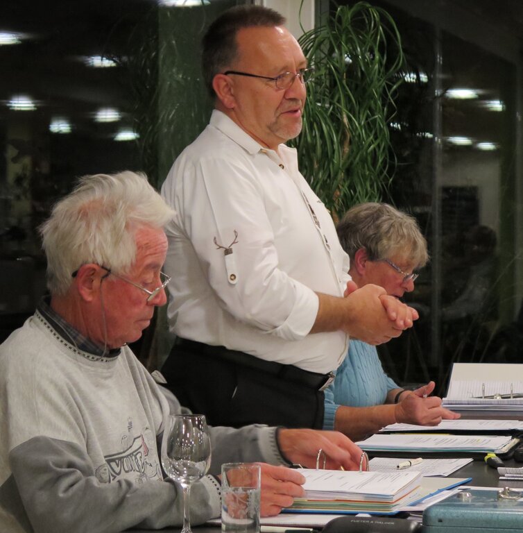 Vereinskartell-Präsident Hans Matt (M.) ist besorgt über den Mitgliederschwund in den Neuenhofer Vereinen. Fotos: ska
