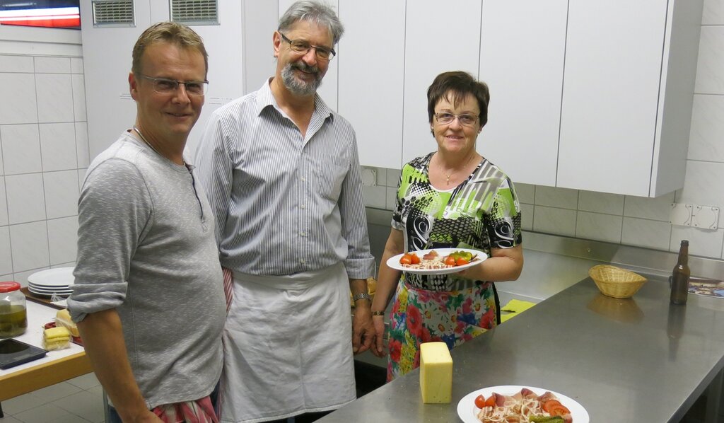 In der Küche hatten Markus Hächler und Josef und Elisabeth Emmenegger (v.l.) alle Hände voll zu tun.
