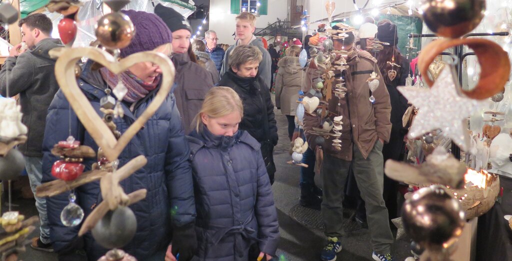 Warm eingemummt bummelten zahlreiche Besucher über den Märt.
