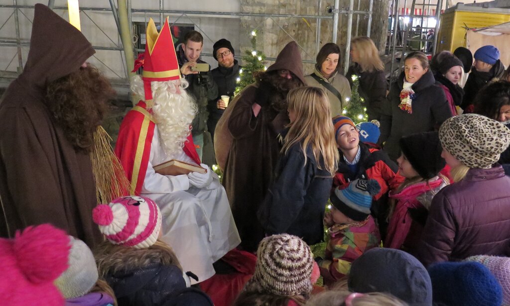 Ein Platz in der vordersten Reihe zum Sprüchliaufsagen beim Samichlaus war heiss begehrt. Fotos: ska
