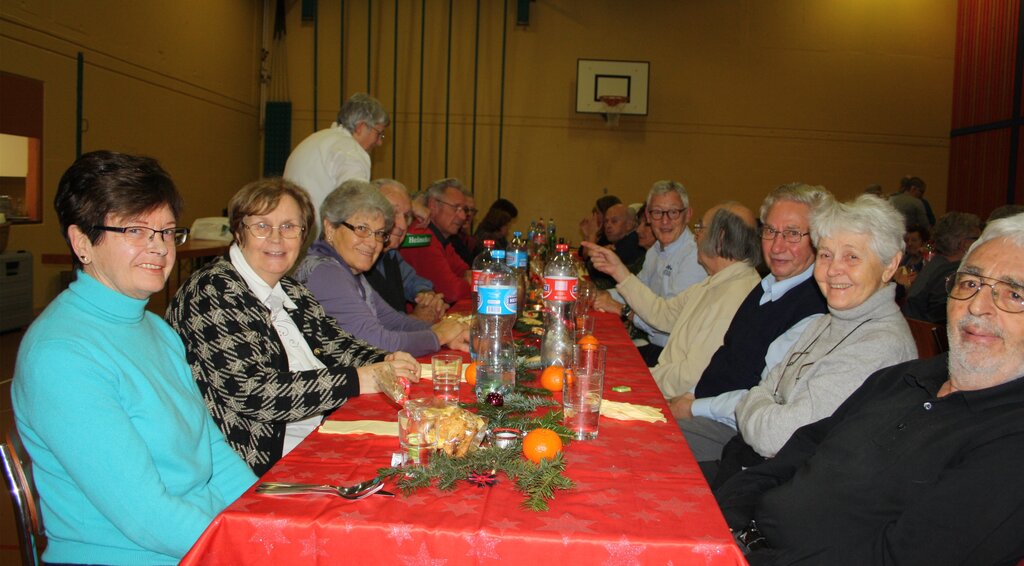 Die Seniorinnen und Senioren genossen die Geselligkeit an der Seniorenweihnacht. Fotos: se
