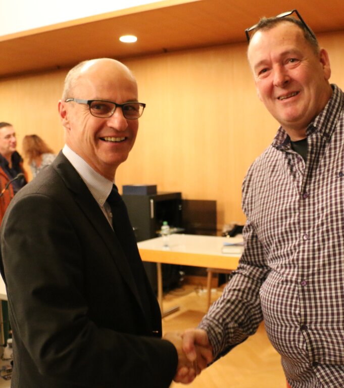 Gemeinderat Daniel Huser (l.) gratuliert seinem Bruder Hansjörg Huser zur Wahl als Vize-Einwohnerratspräsident.
