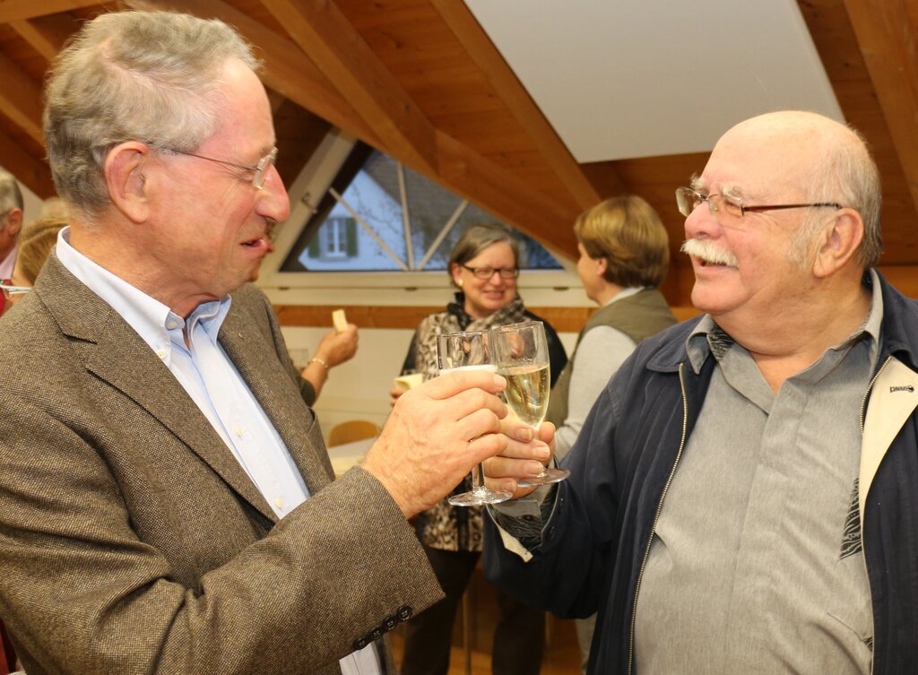 Martin Keel und René Guertner stossen aufs Neujahr an.